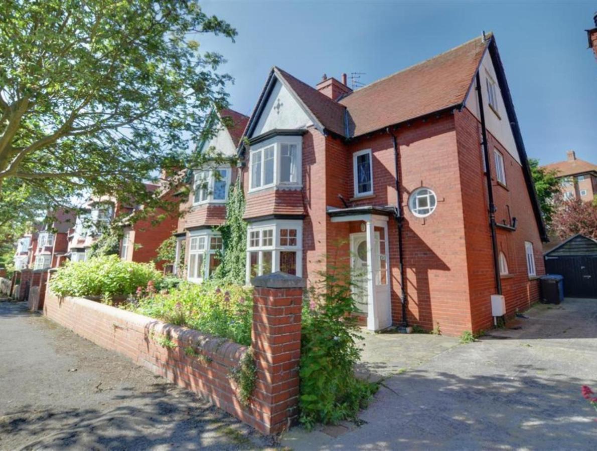 Large 5 Bed House In Scarborough Near The Beach, Large Garden & Hot Tub Exterior photo
