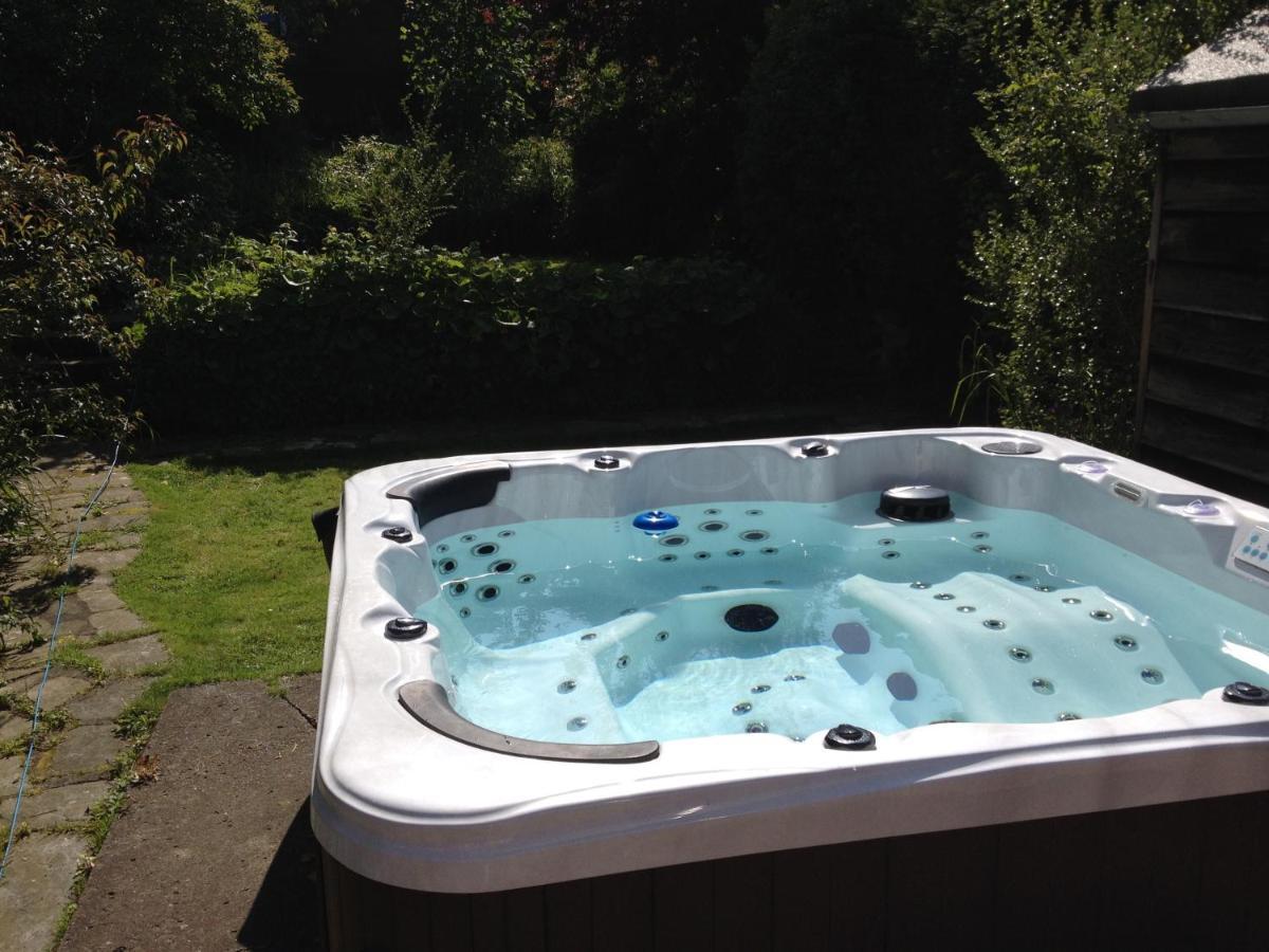 Large 5 Bed House In Scarborough Near The Beach, Large Garden & Hot Tub Exterior photo